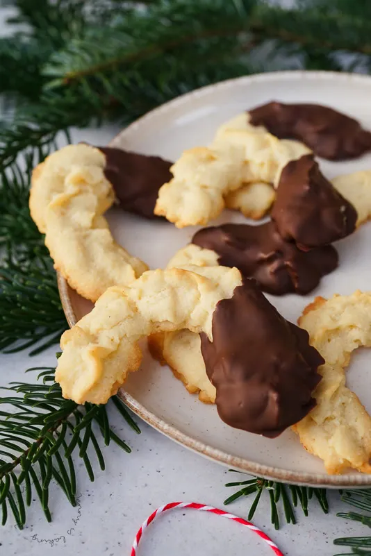 Fertiges Spritzgebäck, teilweise in Schokolade getaucht, als festliches Weihnachtsgebäck