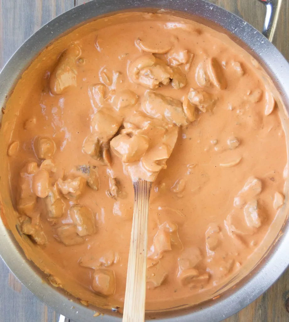 Fertiges Stroganoff mit frischer Petersilie garniert servieren