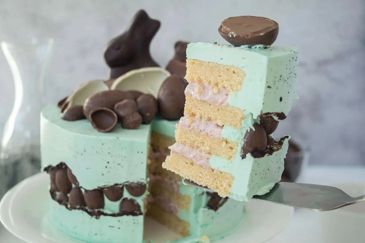 Fertiggestellte Fault Line Ostertorte mit markanter Bruchlinie und sichtbaren Schoko-Eiern