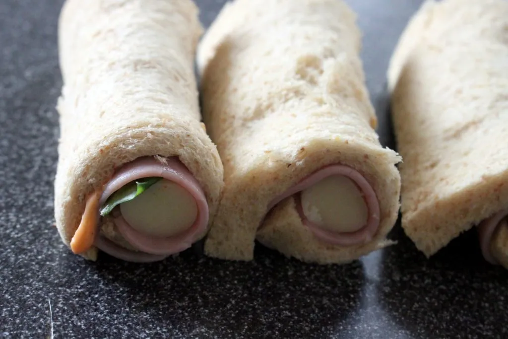 Fest aufgerollte Schinken-Käse-Rollen, bereit für den Airfryer