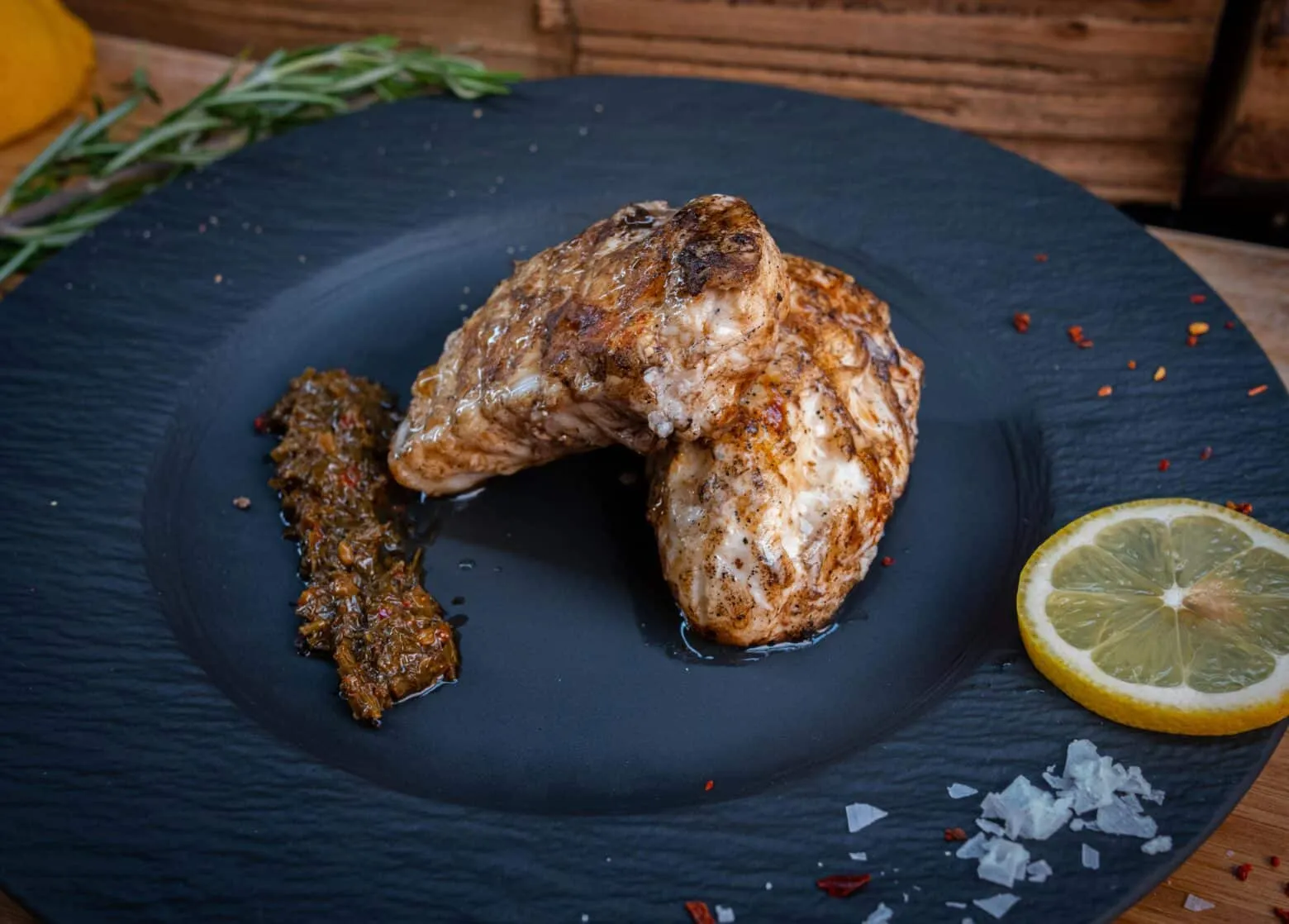 Feste Seeteufel-Filets liegen bereit zum Grillen, perfekt für eine aromatische Knoblauch-Marinade.