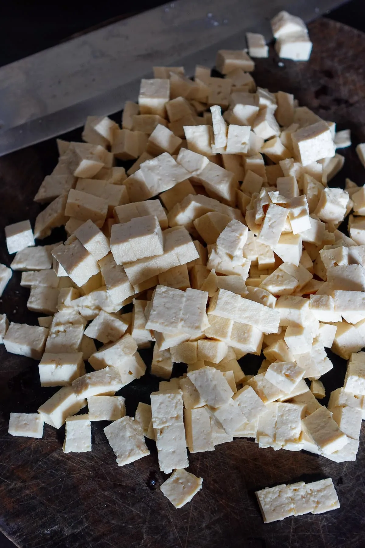 Fester Tofu wird in kleine Würfel geschnitten für die vegane Sushi-Füllung