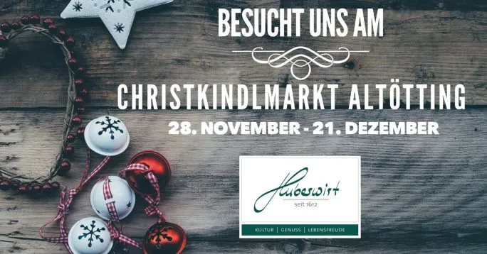 Festlich beleuchteter Christkindlmarkt in Altötting mit geschmückten Ständen