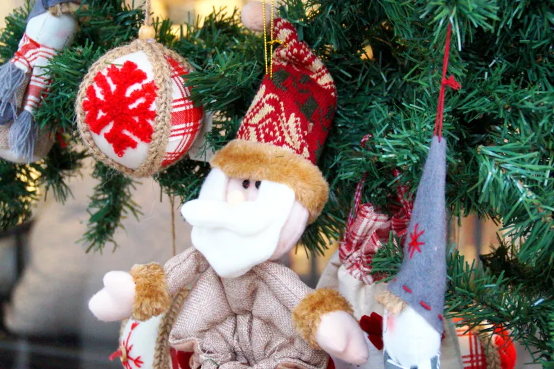 Festlich beleuchteter Weihnachtsmarkt in der historischen Altstadt von Lübeck im Winter