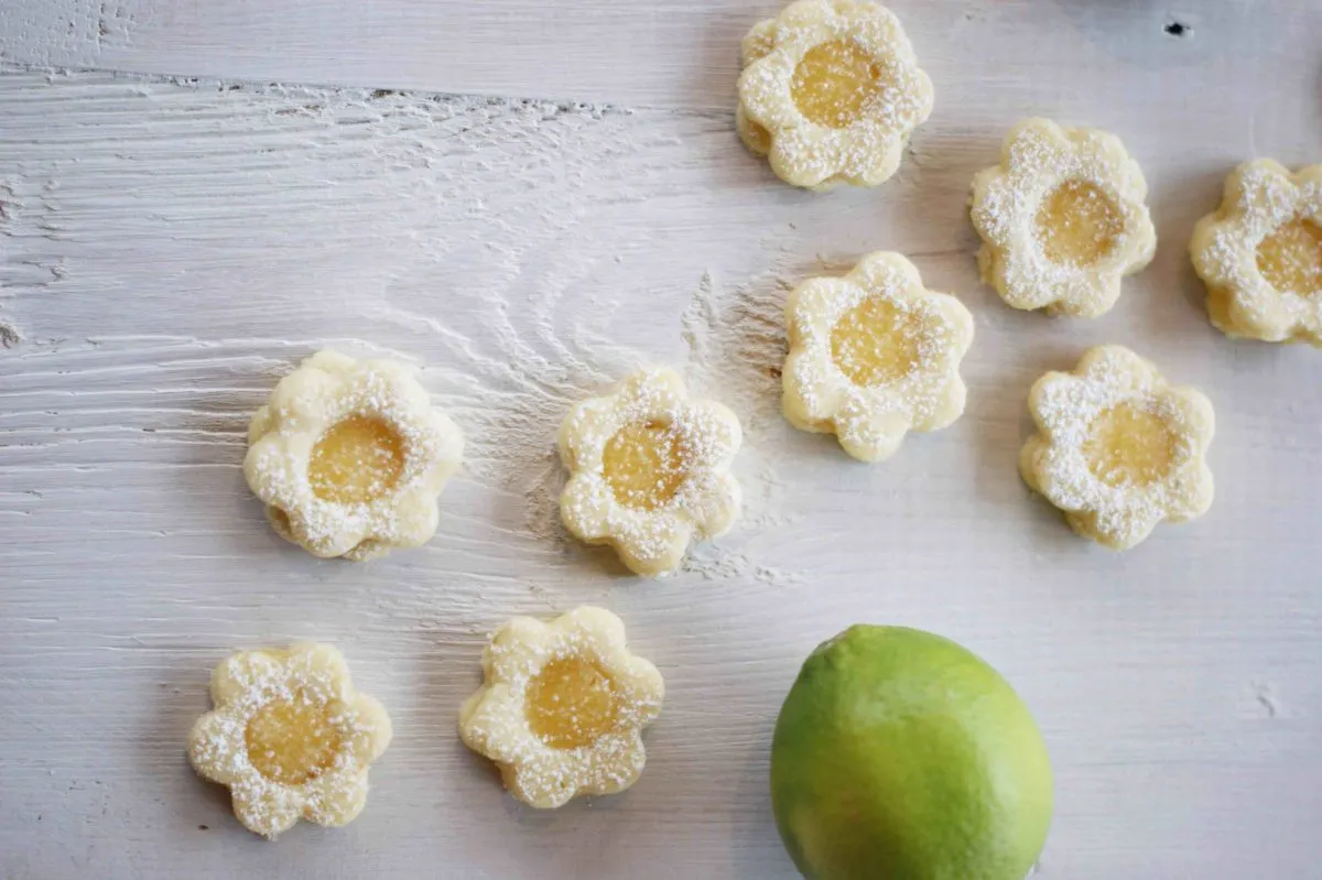 Festlich dekorierte Lemon Curd Blümchen Kekse für Weihnachten