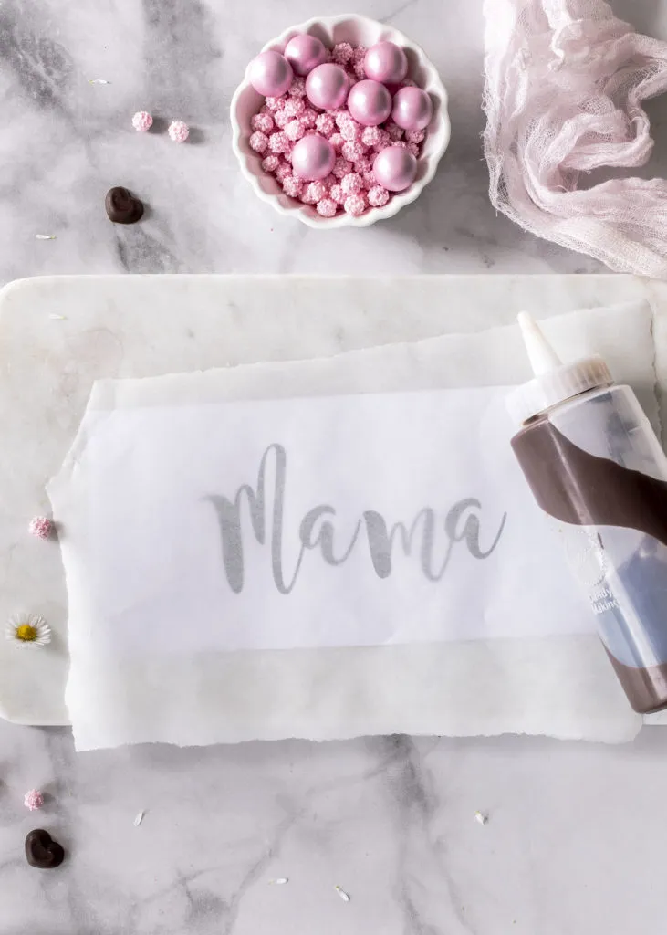 Festlich dekorierter Geburtstagskuchen für Mama mit Himbeeren, Schokodrip und einer herzlichen Botschaft.