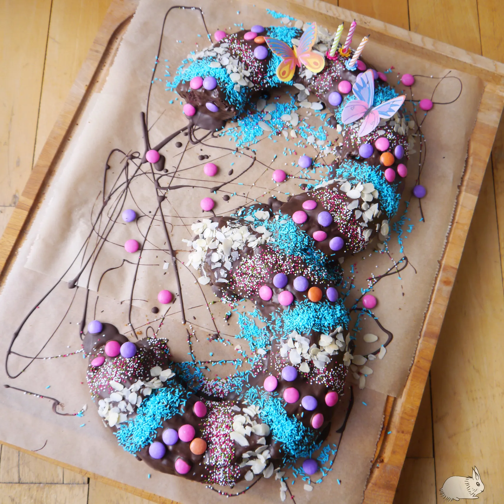 Festlich gedeckter Frühstückstisch zum 3. Geburtstag, inspiriert von der Raupe Nimmersatt