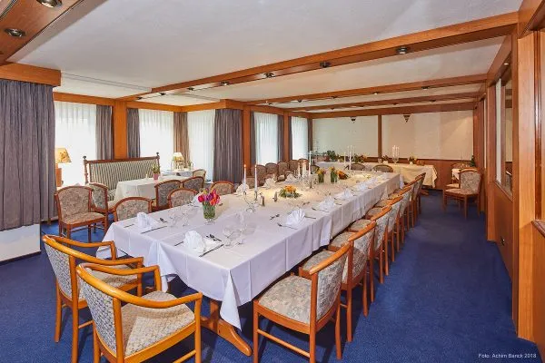 Festlich gedeckter Tisch für eine Feier im Hotel mit Seeblick