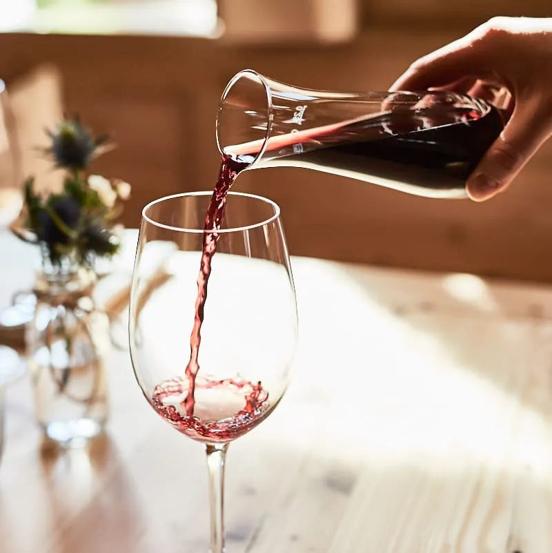 Festlich gedeckter Tisch in einer der Linde Stuben, umgeben von Holzelementen und Kaminfeuer