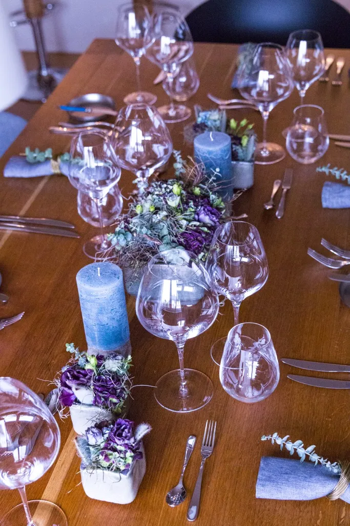 Festlich gedeckter Tisch mit Blumenschmuck für Ihr perfektes Dinner