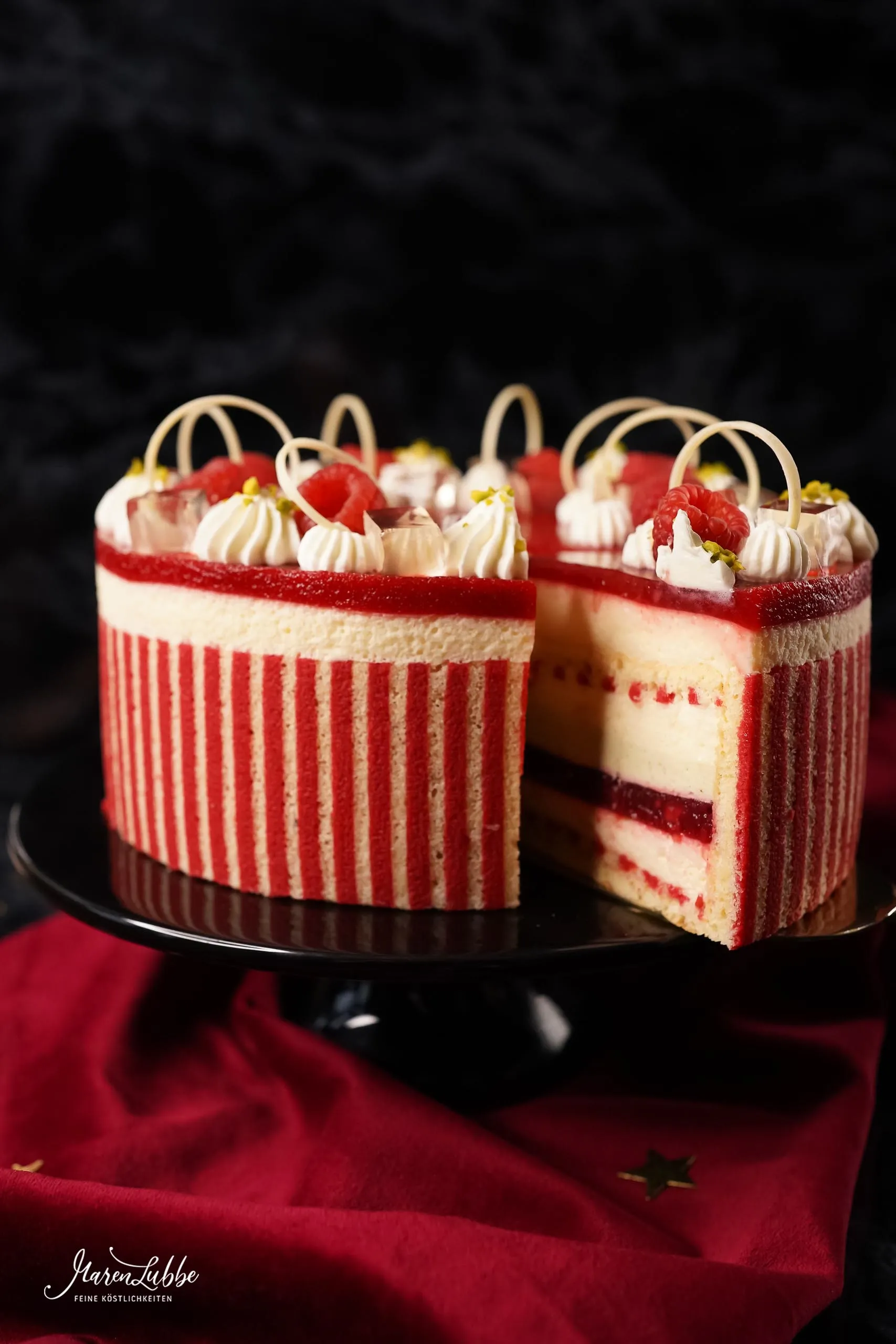 Festlich gedeckter Tisch mit einem feinen Geburtstagskuchen