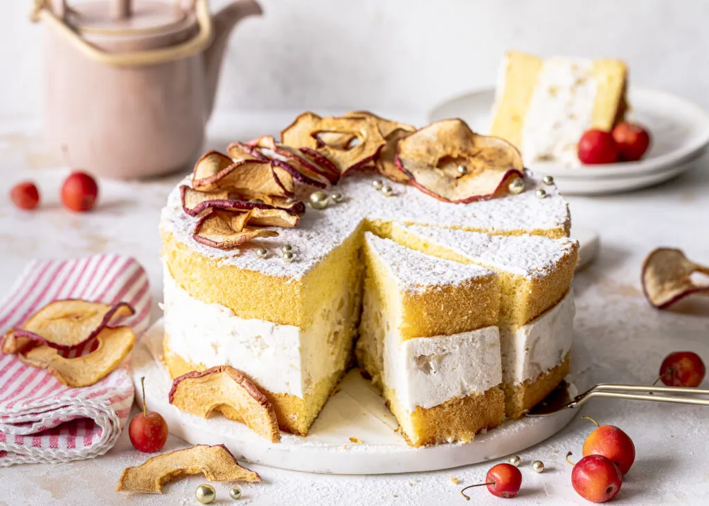 Festliche Bratapfel-Käse-Sahne-Torte als weihnachtliche Sahnetorte ohne Gelatine.