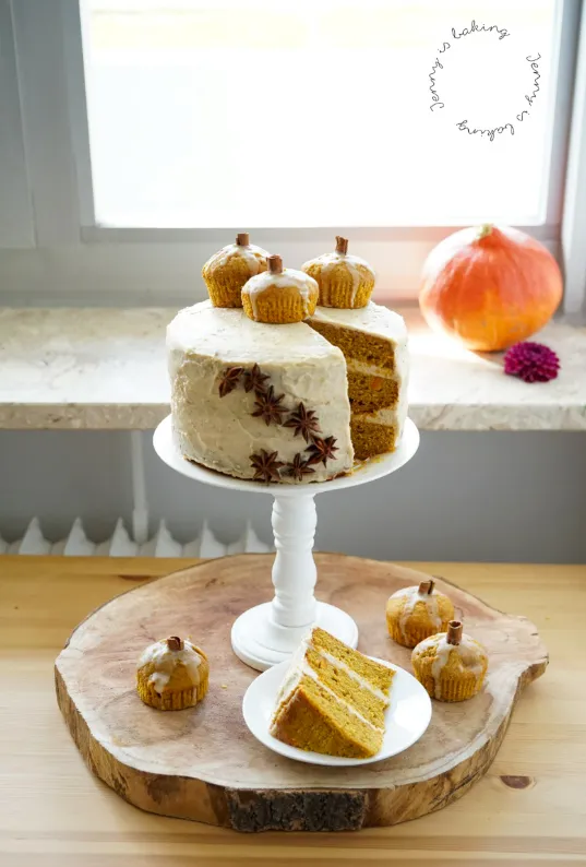 Festliche Kürbis-Geburtstagstorte mit Zimtstangen-Dekoration