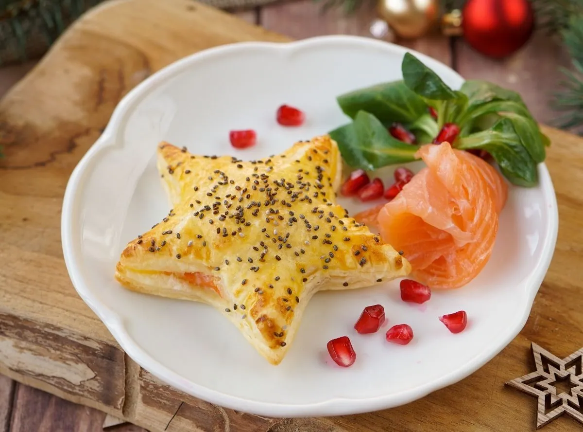 Festliche Lachs-Blätterteigsterne als elegantes Fingerfood für Weihnachten