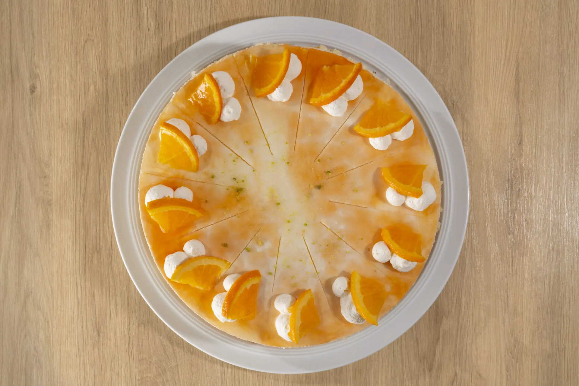 Festliche Orangen-Käsesahne Torte mit Sahnehaube und Orangenstücken, ideal für die Konfirmation