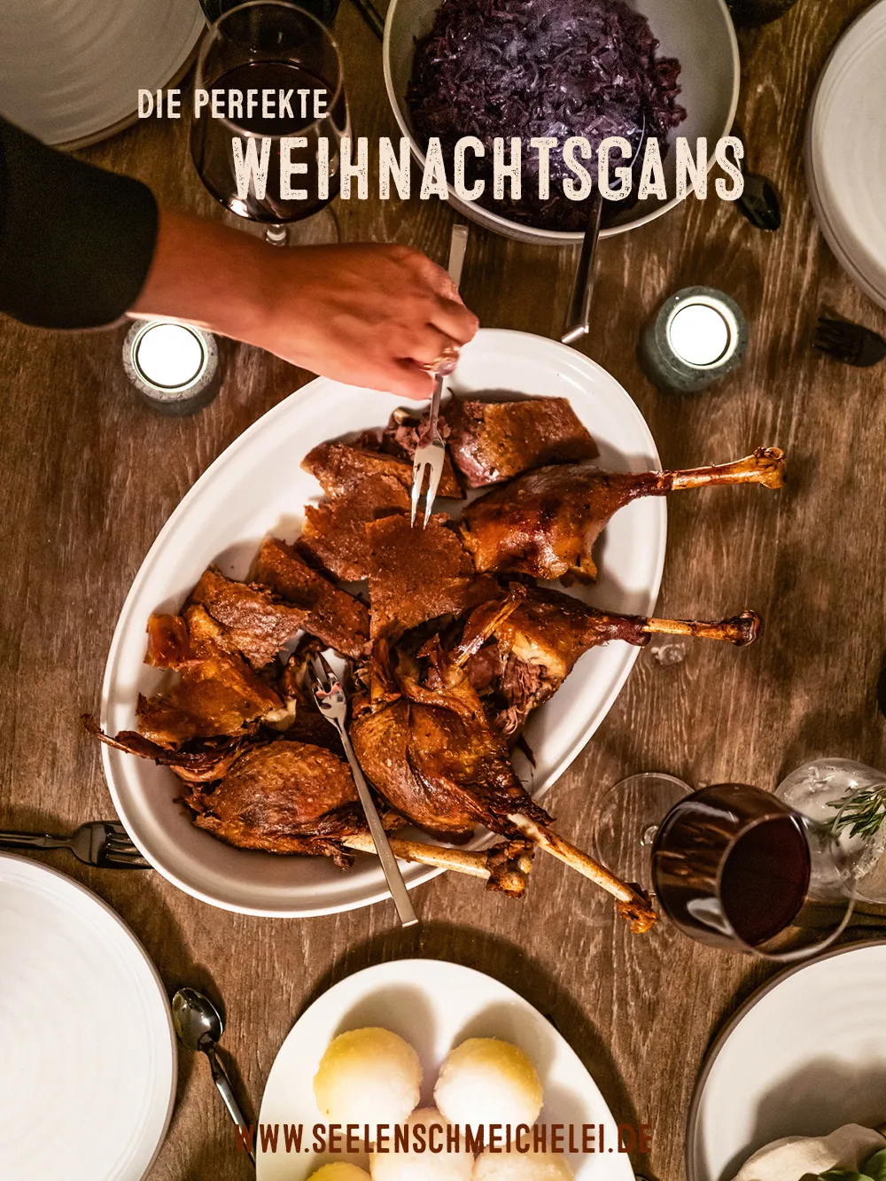 Festlicher Gänsebraten mit Beilagen auf einem Holzbrett