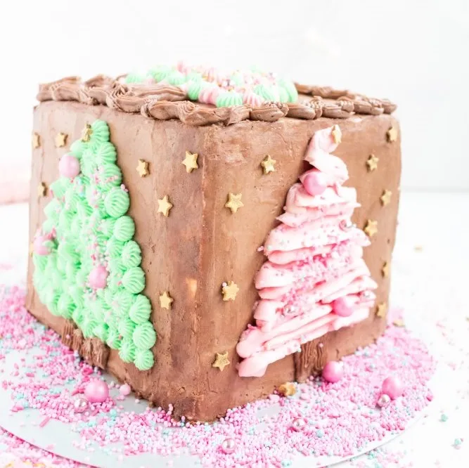 Festlicher Weihnachts-Geburtstagskuchen mit üppiger Deko