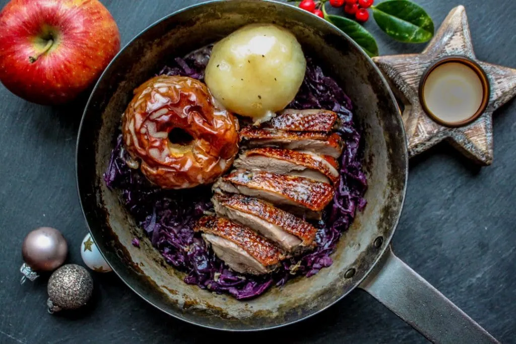 Festliches Gericht: Knusprige Gänsebrust, serviert mit Rotkohl und Bratäpfeln