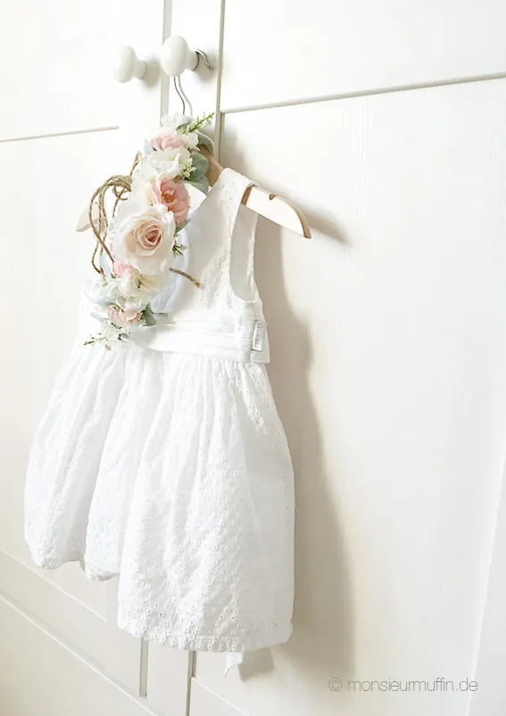 Festliches Kinderkleid und Blumenkranz für den ersten Geburtstag