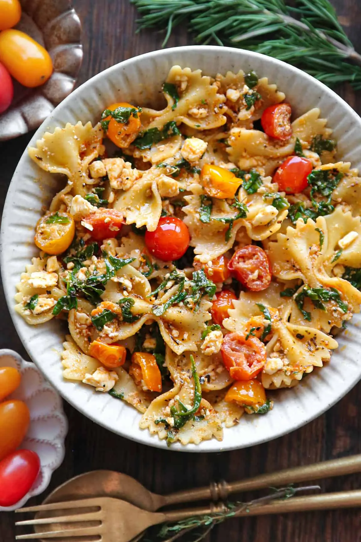 Feta Pasta (ohne Hähnchen) mit Kirschtomaten und frischem Spinat in einer weißen Schale