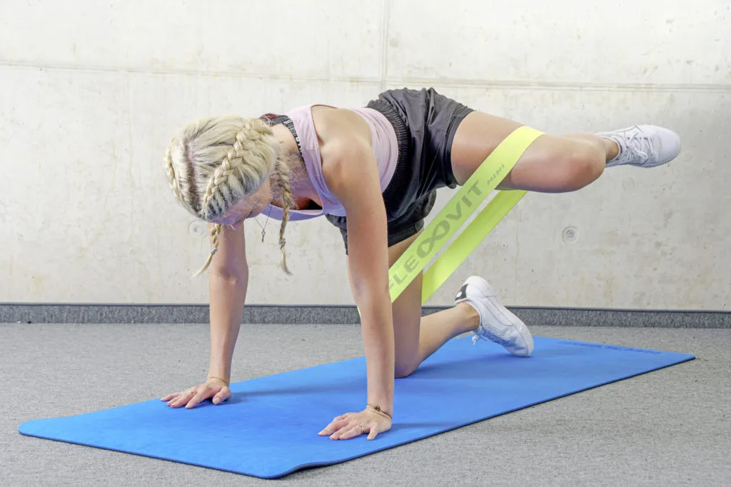 Feuerhydranten-Kick mit Miniband zur Stärkung der Gesäßmuskulatur für Tennisspieler