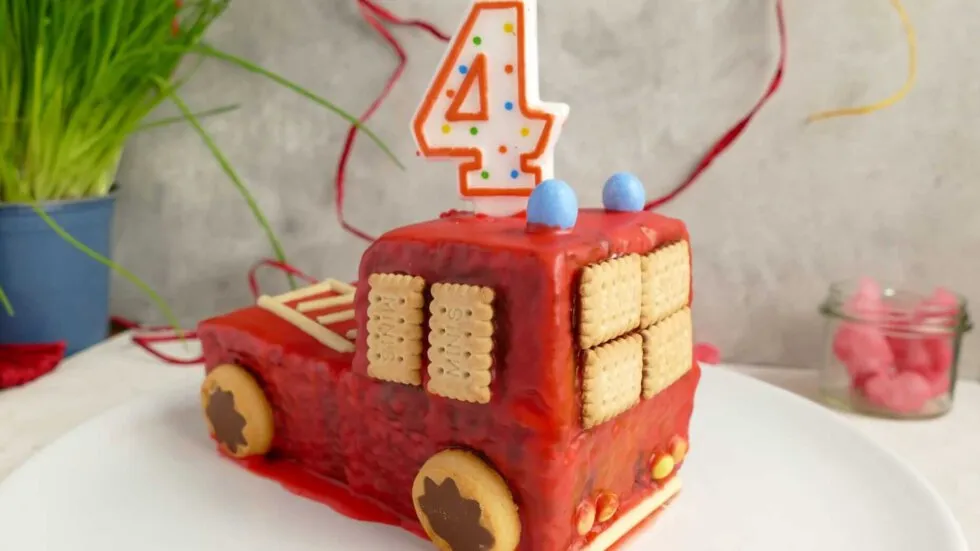 Feuerwehrauto-Kuchen für den Kindergeburtstag