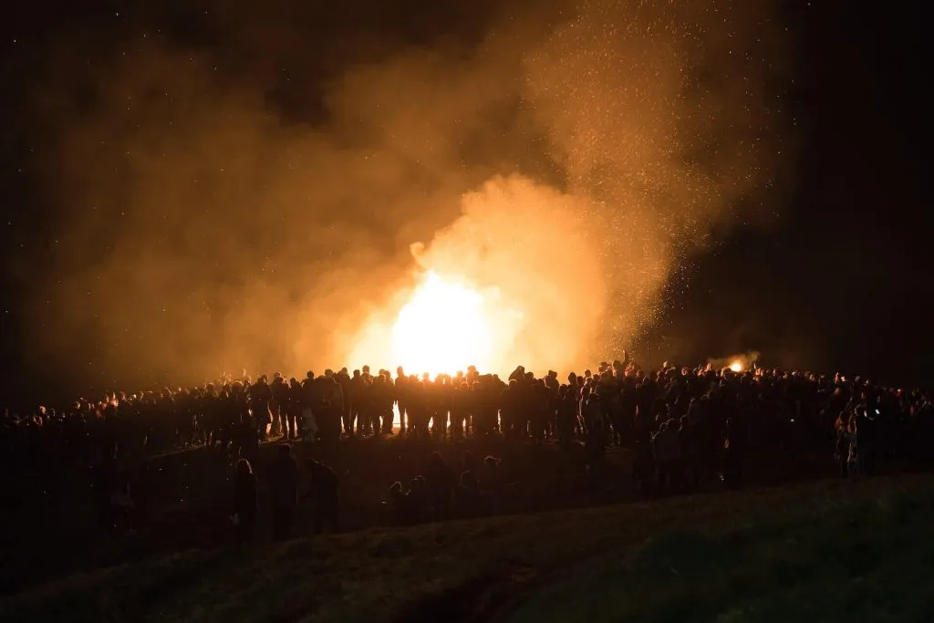 Feuerwerk über dem Edinburgh Castle während des Hogmanay Festivals, beleuchtet die Stadt