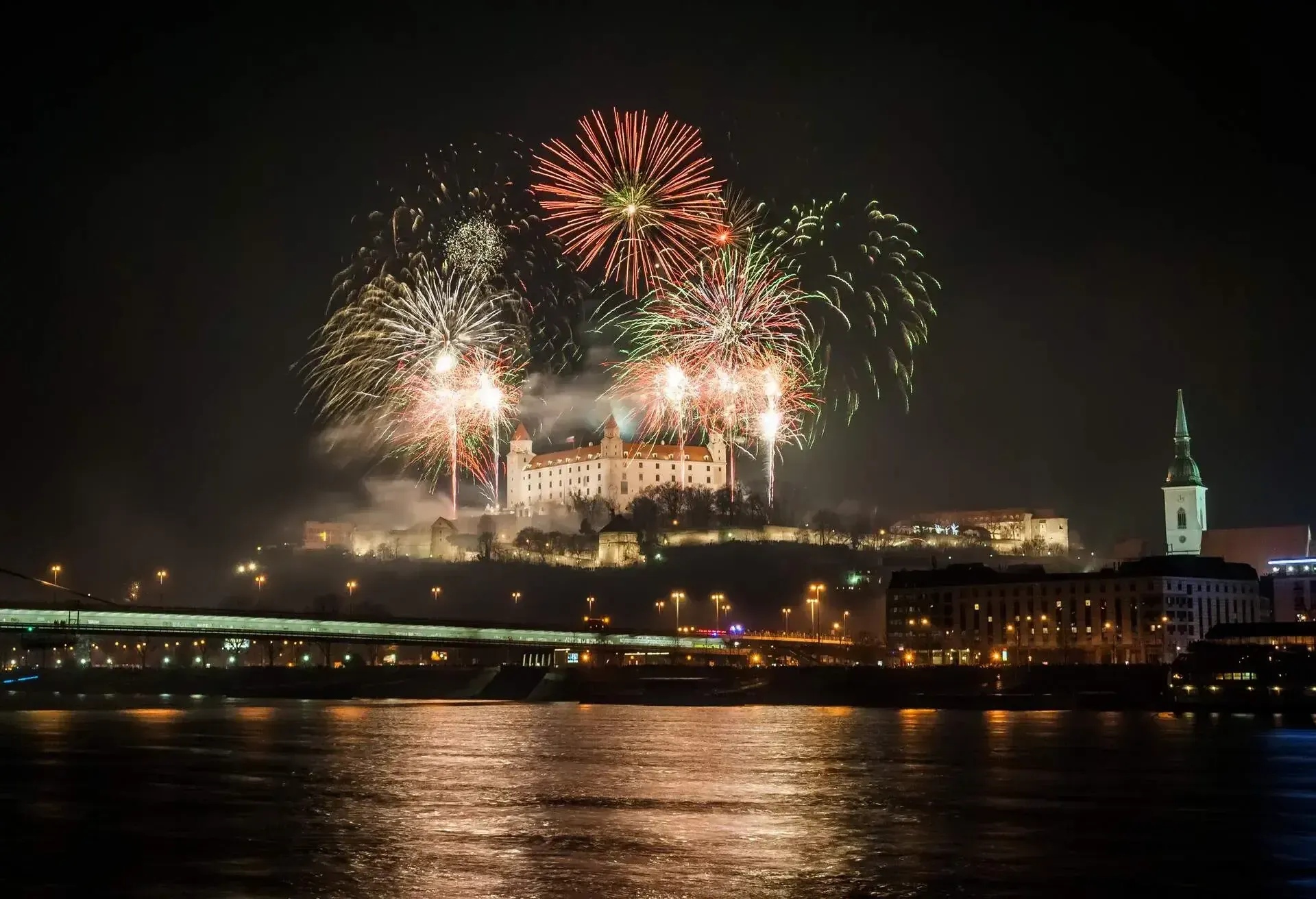 Feuerwerk über der Donau in Bratislava
