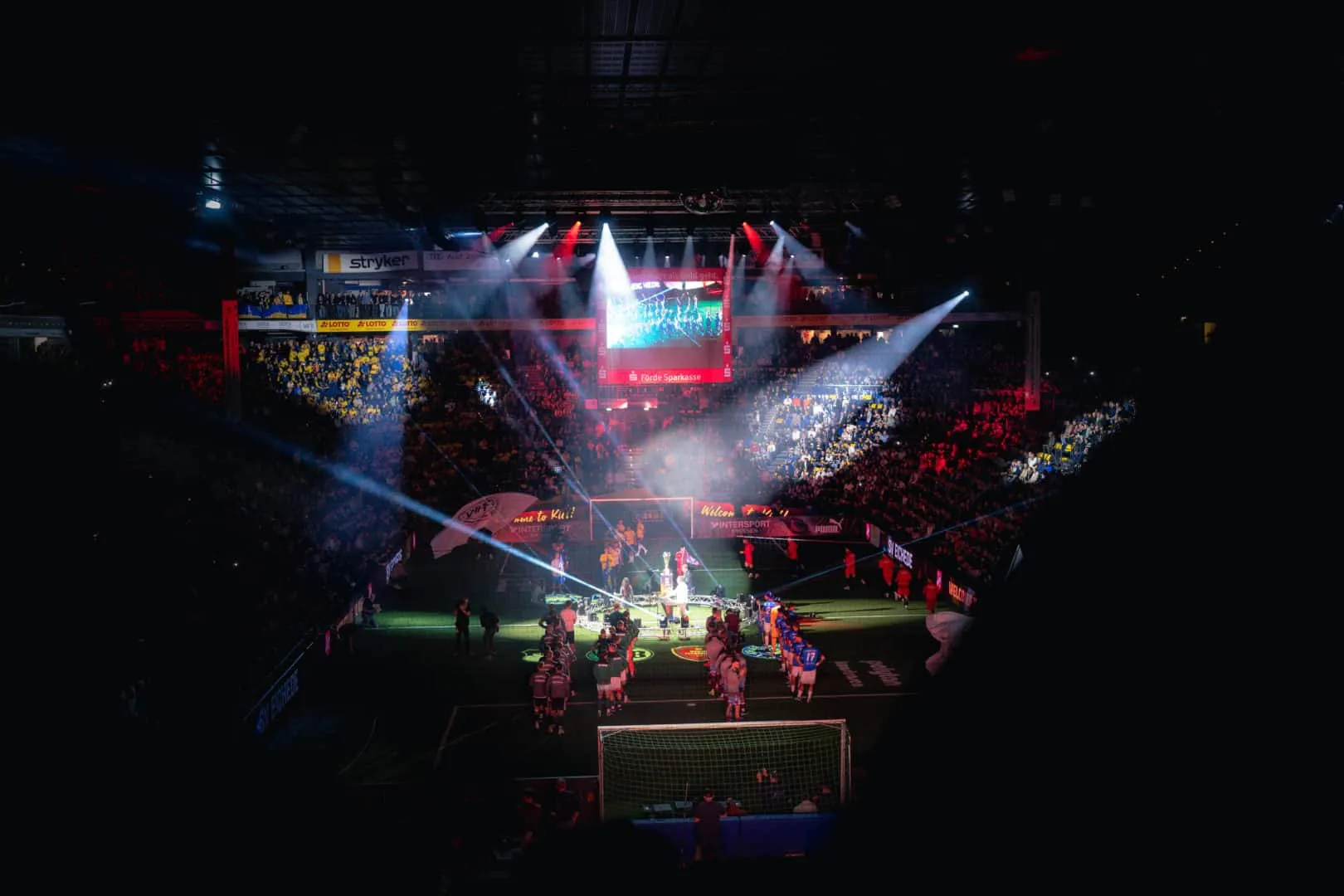 Feuerwerk und Spezialeffekte illuminieren die Arena zum Start des Hallenmasters