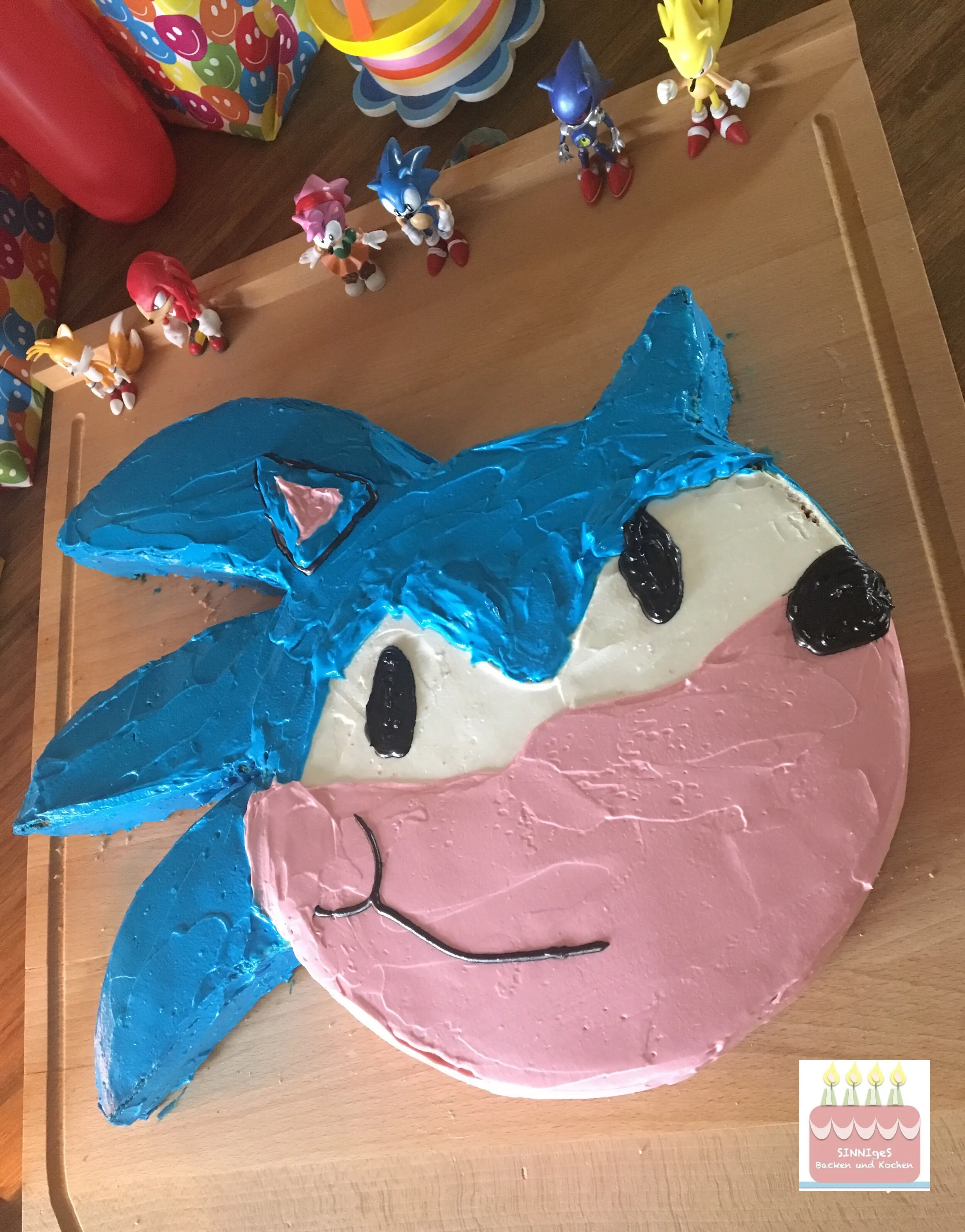 Finales Detail des Sonic Kuchens mit Zuckerschrift