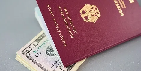 Finanzplanung für einen Studentenurlaub mit Geldscheinen, Münzen und einem Rechner