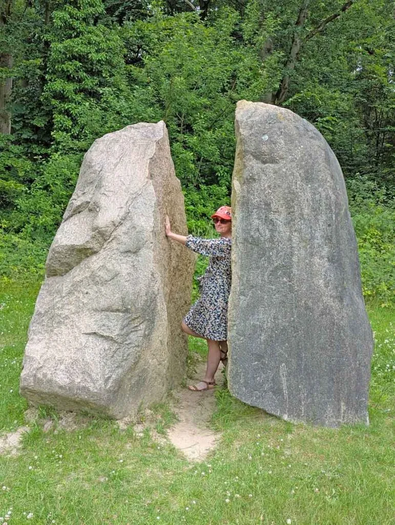 Findlingspark Clenzer Schweiz mit Erklärungstafeln in der Natur
