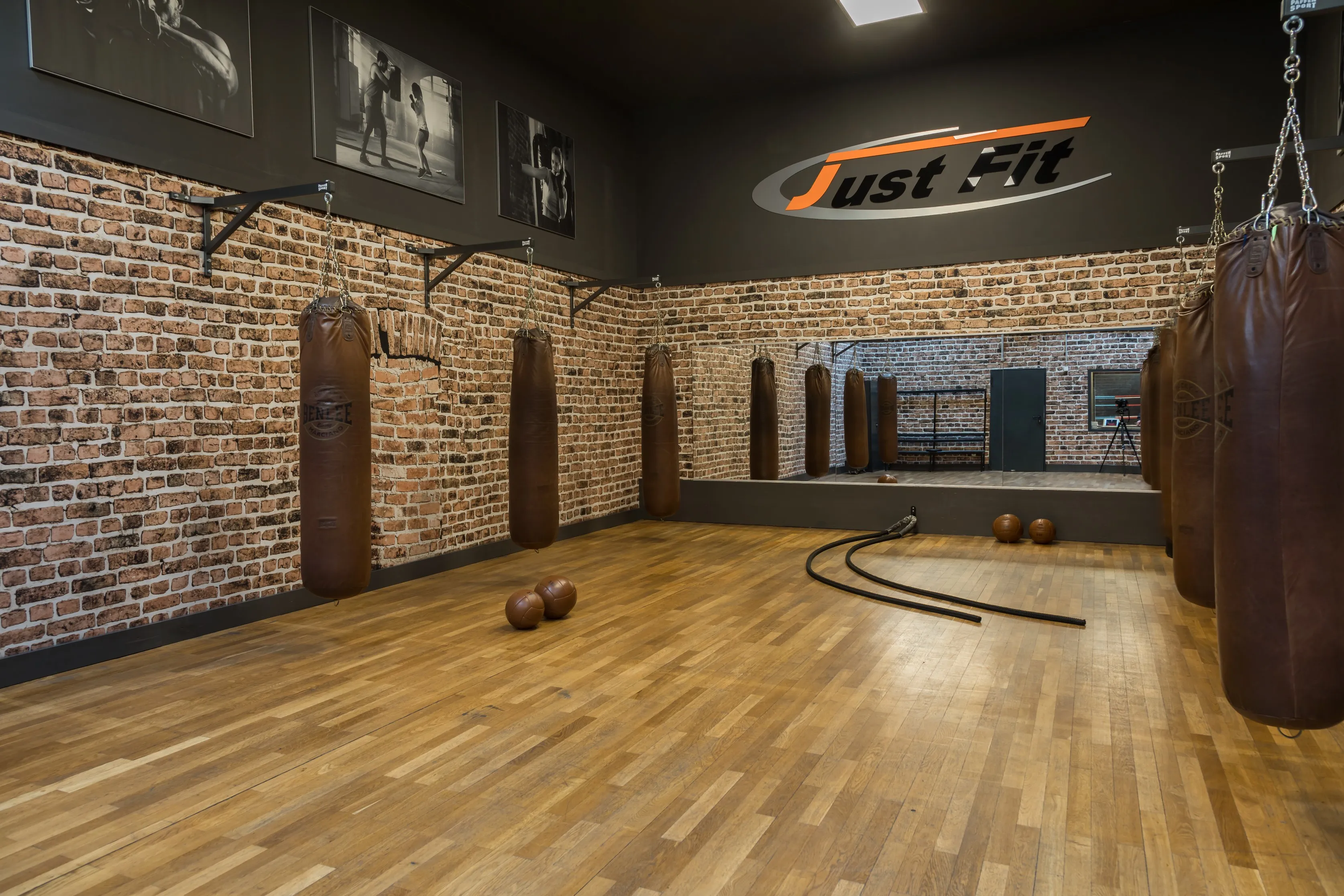 Fitnessboxen mit Boxsäcken im modernen Fitnessstudio Just Fit Frechen
