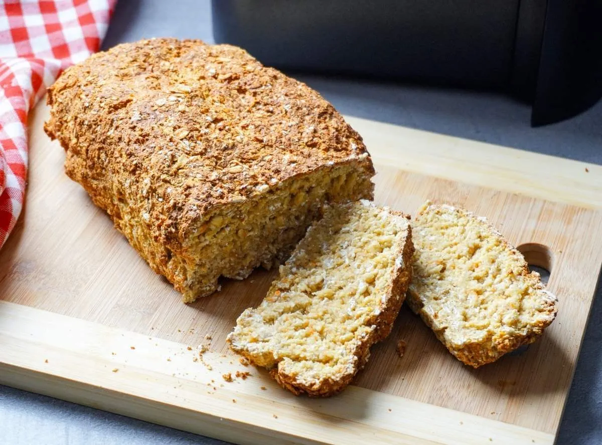 Fitnessbrot aus der Heißluftfritteuse mit vielen Körnern