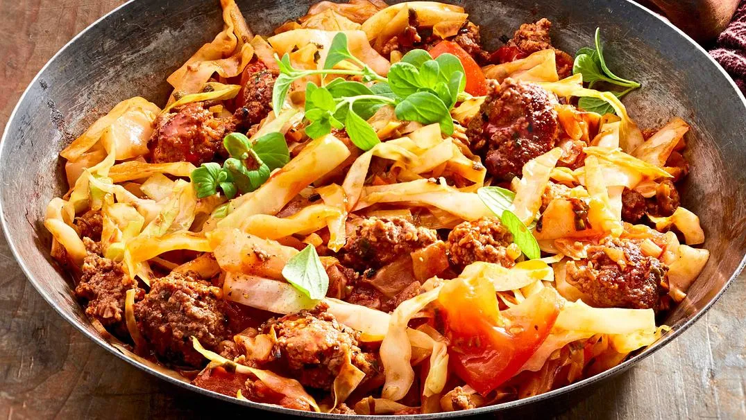 Fixe Kohl-Hack-Pfanne