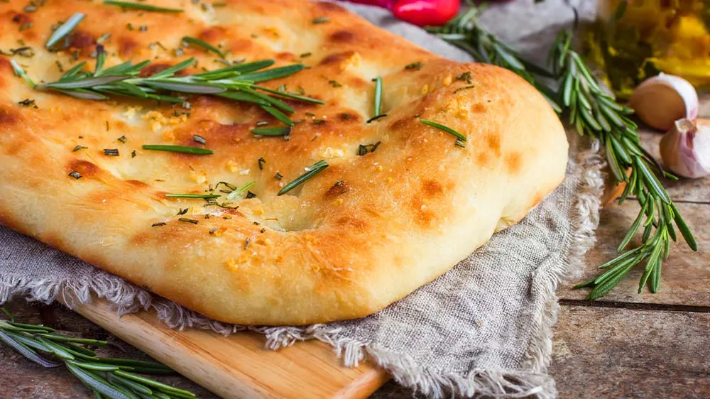 Flache Focaccia mit Rosmarin und Olivenöl