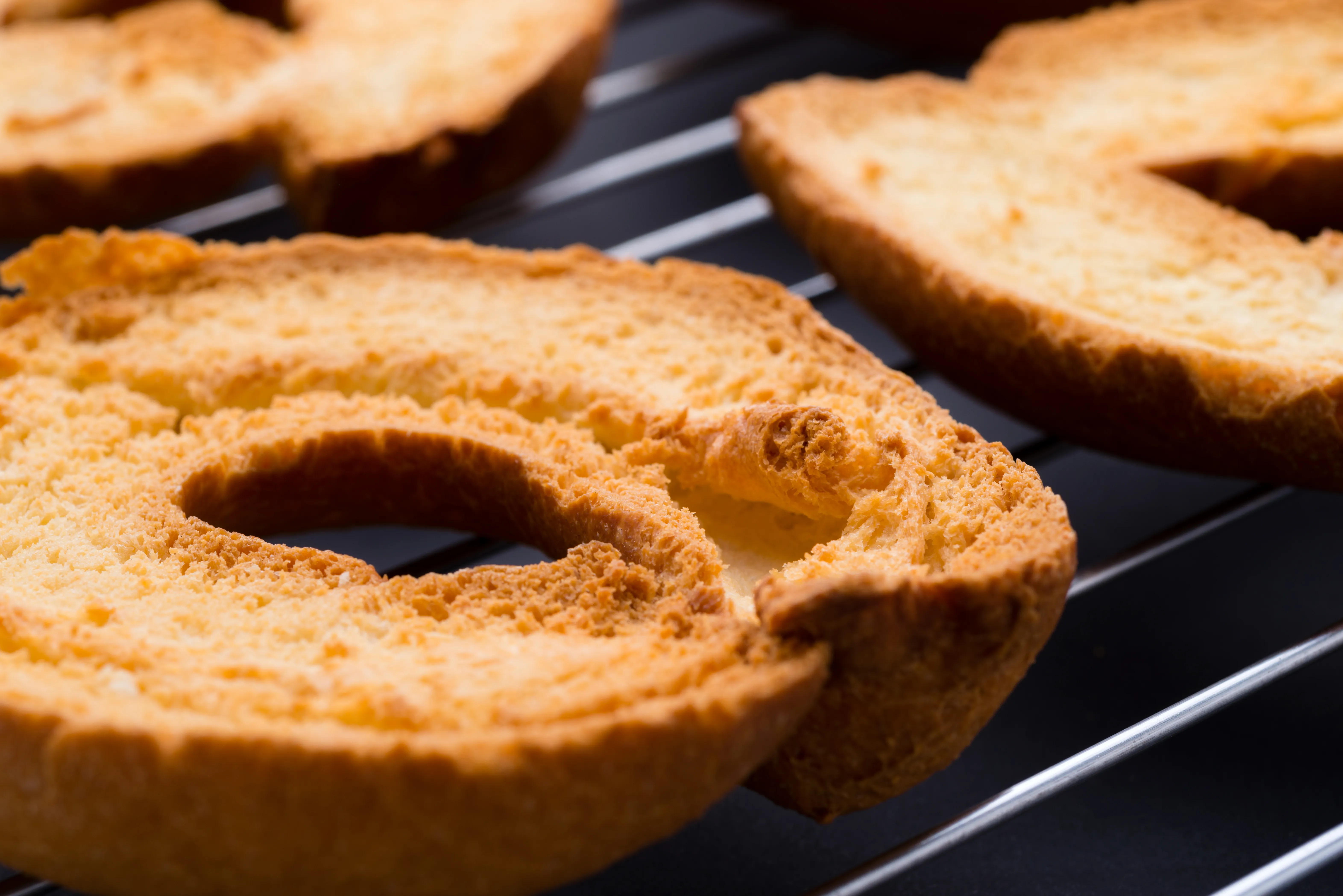 Flachtoaster auf der Arbeitsplatte mit Bagels, die geröstet werden können. Ideal für Frühstück in der deutschen Küche.