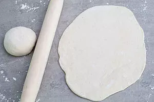 Flammkuchen Teig ausrollen