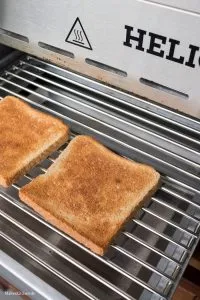 Flammkuchen-Toast, serviert als herzhafter Snack.