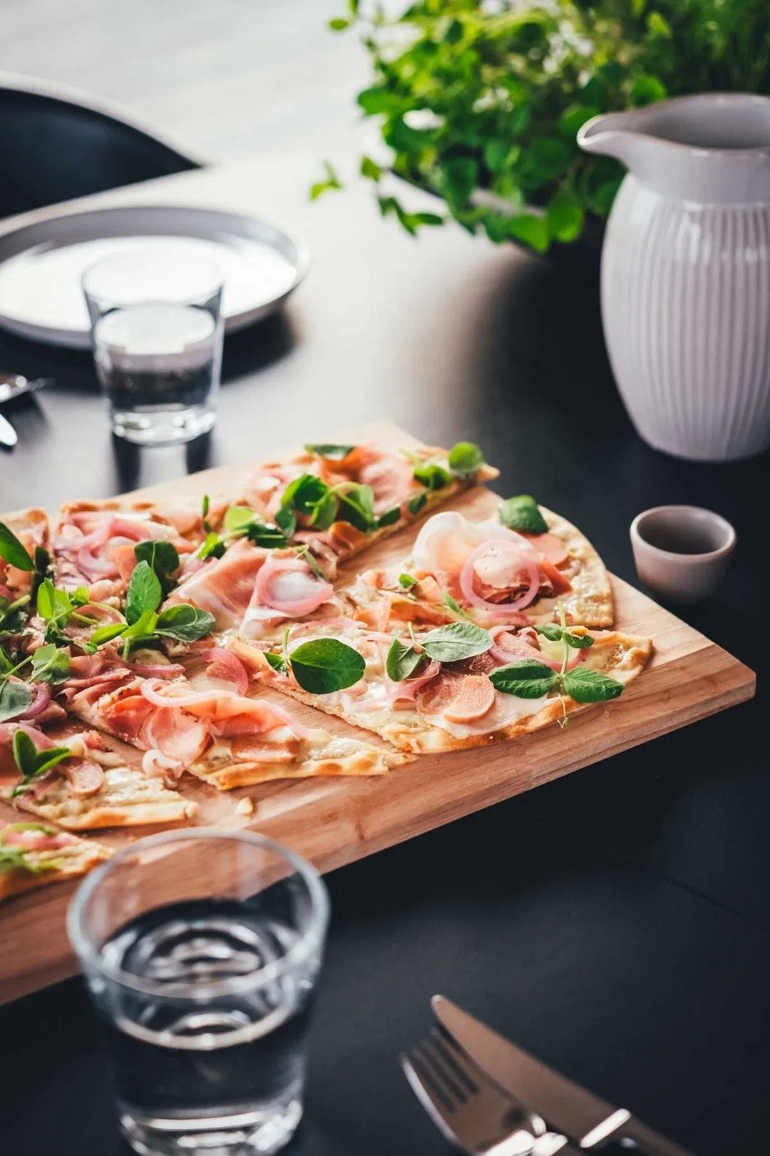 Flammkuchen wird im Ofen gebacken