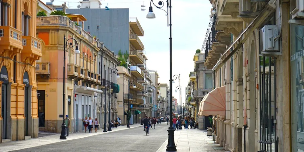 Flanierende Menschen auf dem Corso Giuseppe Garibaldi in Reggio Calabria