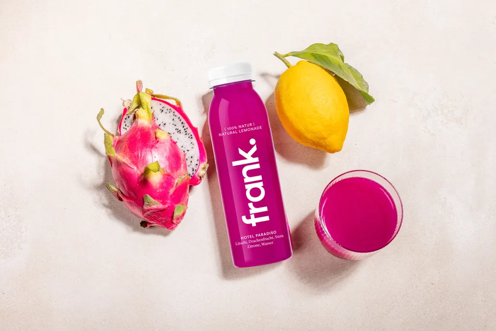 Flasche des &quot;Hotel Paradiso&quot; Drachenfruchtsafts, erfrischend und tropisch im Design.