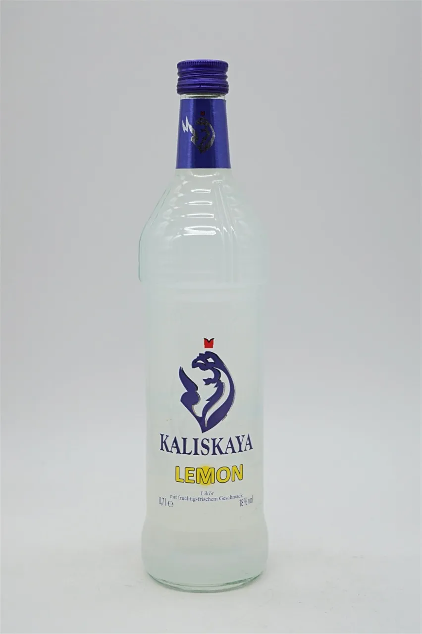 Flasche Kaliskaya Wodka Lemon Likör mit frischen Zitronenscheiben als deutsche Spirituose
