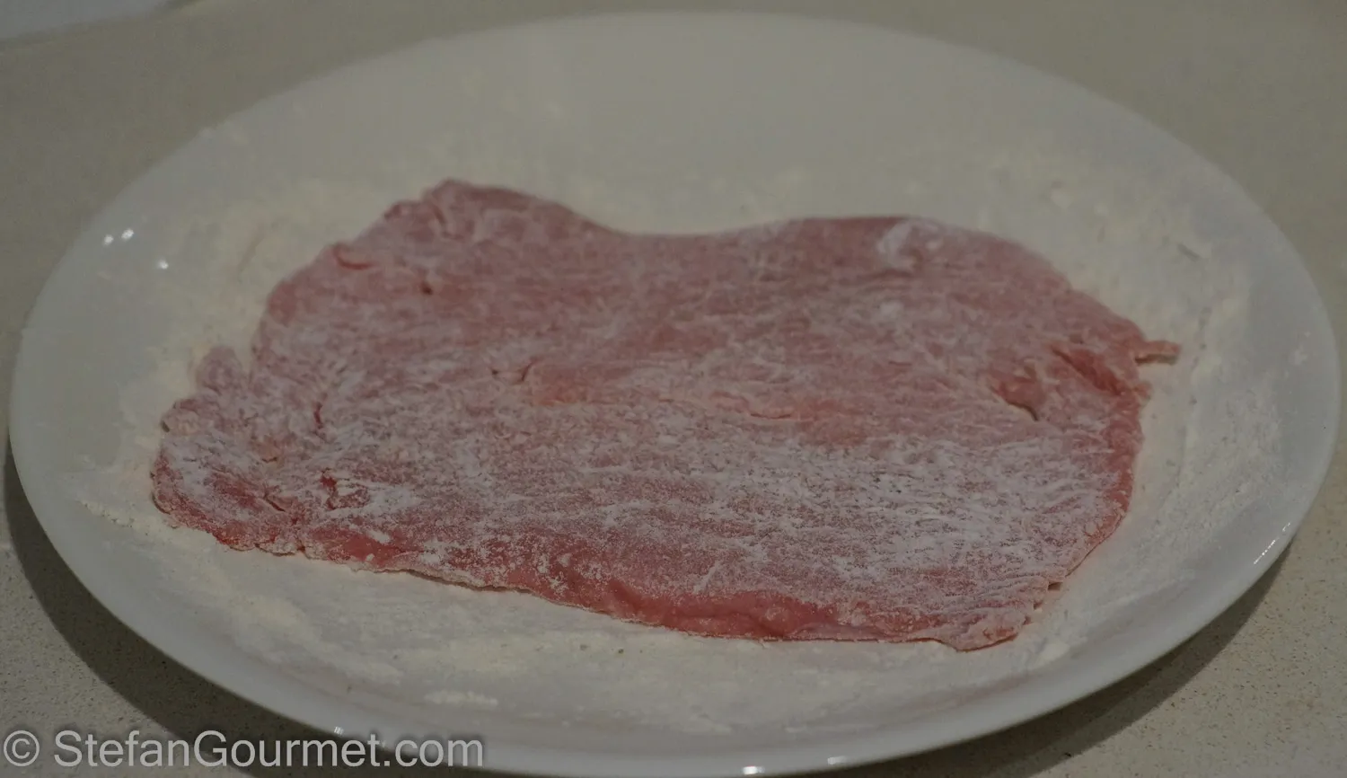 Fleisch in Mehl wenden