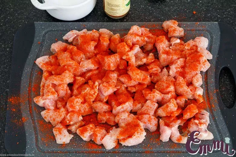 Fleisch schneiden vorbereiten - Rohes Putenfleisch, geschnitten in Streifen und gewürzt mit Salz und Paprikapulver.