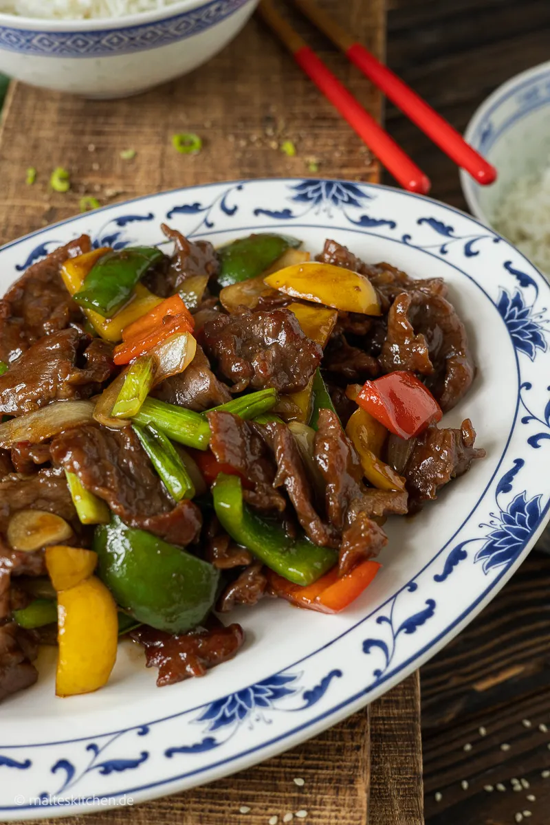 Fleisch und Gemüse werden in der Küche zubereitet