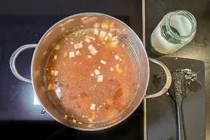 Fleisch und Rinderfond zugeben.