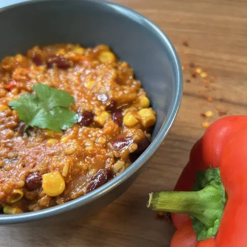 Fleischfreie Variante des Klassikers: Chili sin Carne, ein herzhaftes und gelenkschonendes Arthrose Ernährung Rezept.