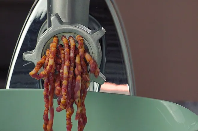 Fleischwolf in Aktion, wichtig für perfekte Bratwurst Rezepte