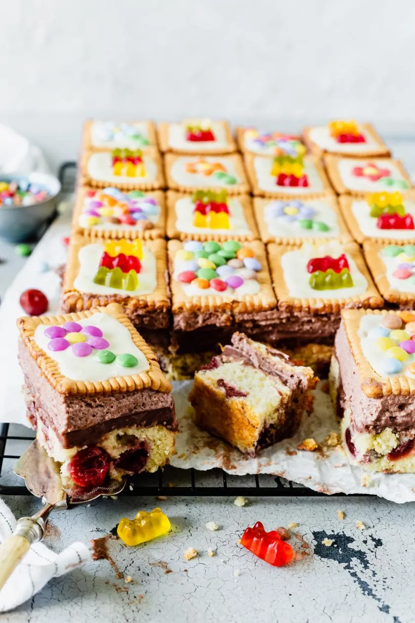 Fliesenkuchen mit Kirschen, Schokopudding und Gummibärchen für den Kindergeburtstag